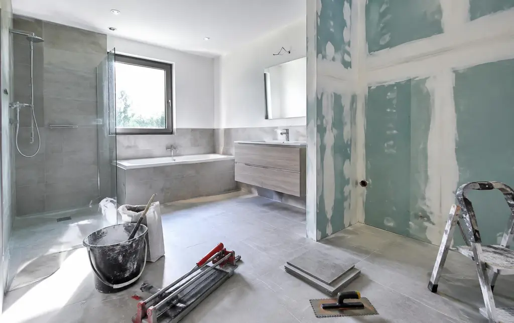 Rénovation d'une salle de bain avec plaquisterie et carrelage dans une maison à Mons
