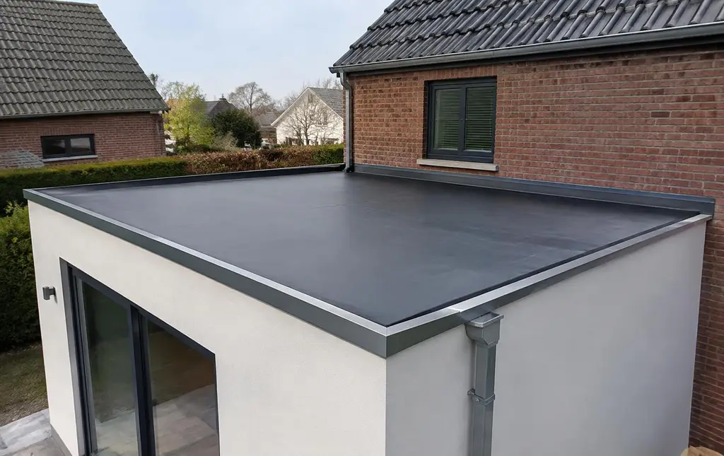 Toit plat d'une extension étanché en membrane EPDM noire avec rives en aluminium à Mons